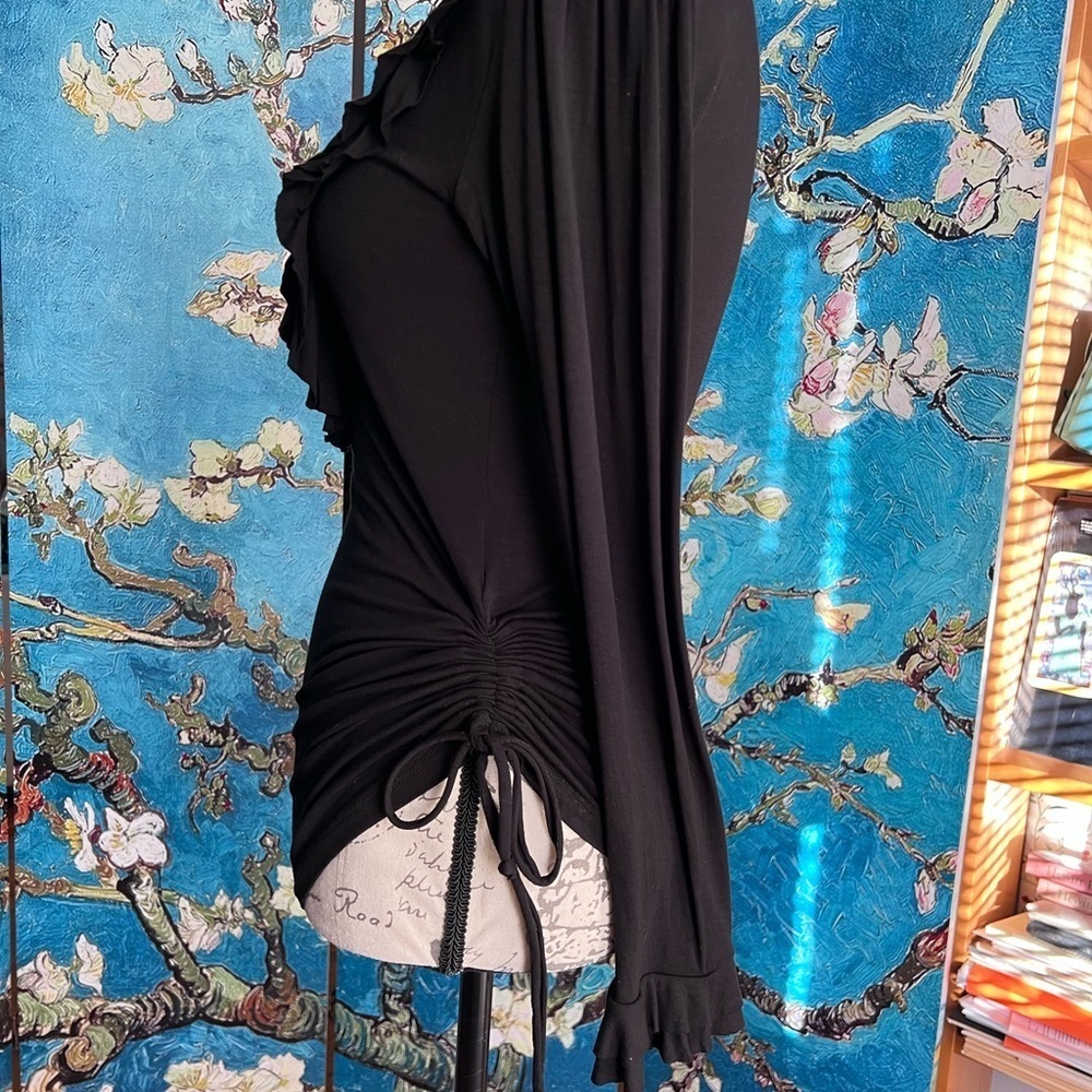Ruffles SZ M, Arden B Back Rruffle and Ruched Blouse. 90% rayon 10% spandex. - Picture 3 of 9